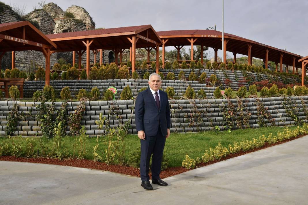 Fatih’te yeşil seferberlik: 2 bin 500 ağaç toprakla buluştu 1